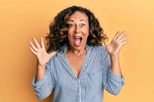 Mujer Hispana Mediana Edad Vistiendo Ropa Casual Celebrando Loca Sorprendida — Foto de Stock