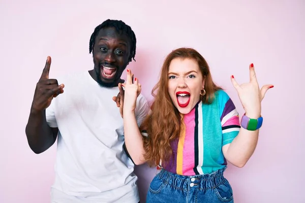 Interracial Par Bär Casual Kläder Skrika Med Galna Uttryck Gör — Stockfoto