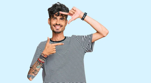 Giovane Uomo Ispanico Indossa Abiti Casual Sorridente Rendendo Cornice Con — Foto Stock