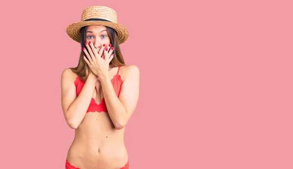 Hermosa Morena Joven Con Bikini Impactado Cubriendo Boca Con Las — Foto de Stock