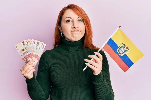 Belle Rousse Tenant Drapeau Colombien Pesos Colombiens Billets Sceptiques Nerveux — Photo