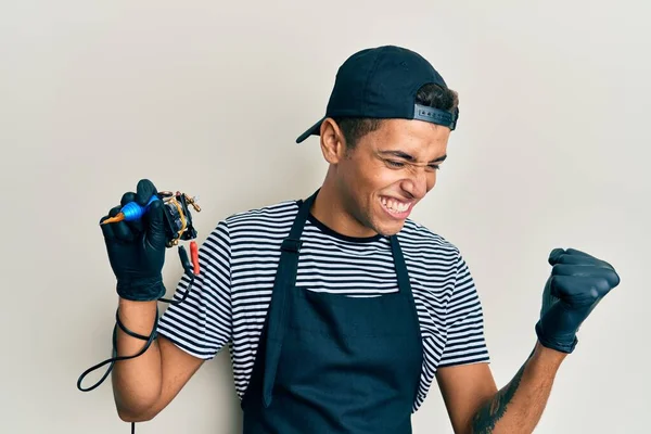 Joven Hombre Afroamericano Guapo Tatuador Con Uniforme Profesional Guantes Con —  Fotos de Stock