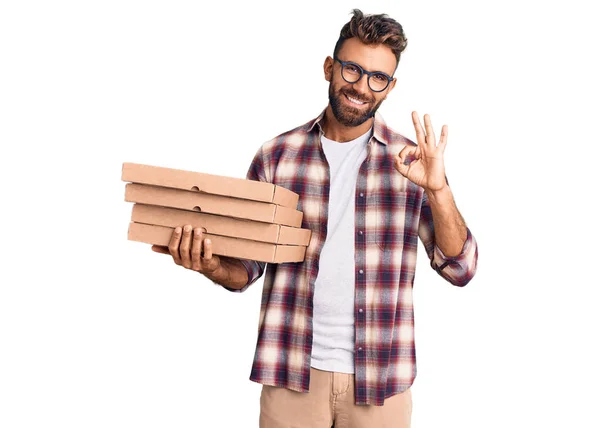 Giovane Uomo Ispanico Possesso Consegna Pizza Box Facendo Segno Con — Foto Stock