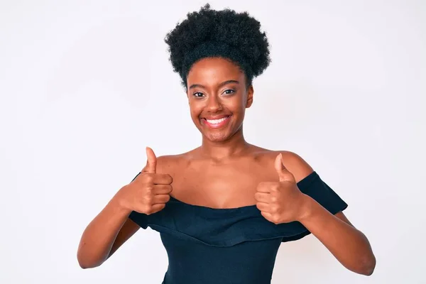 Νεαρή Αφροαμερικάνα Γυναίκα Φορώντας Casual Ρούχα Επιτυχία Σημάδι Κάνει Θετική — Φωτογραφία Αρχείου