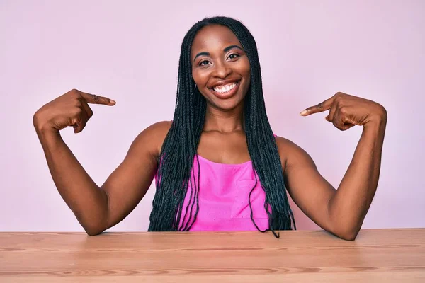 Mujer Afroamericana Con Trenzas Vestida Con Ropa Casual Sentada Mesa —  Fotos de Stock