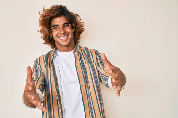 Mladý Hispánec Neformálním Oblečení Dívající Kamery Otevřenou Náručí Usmívající Kameru — Stock fotografie