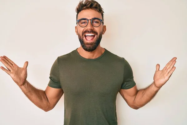 Gündelik Kıyafetler Gözlük Takan Genç Spanyol Adam Zaferi Mutlu Bir — Stok fotoğraf