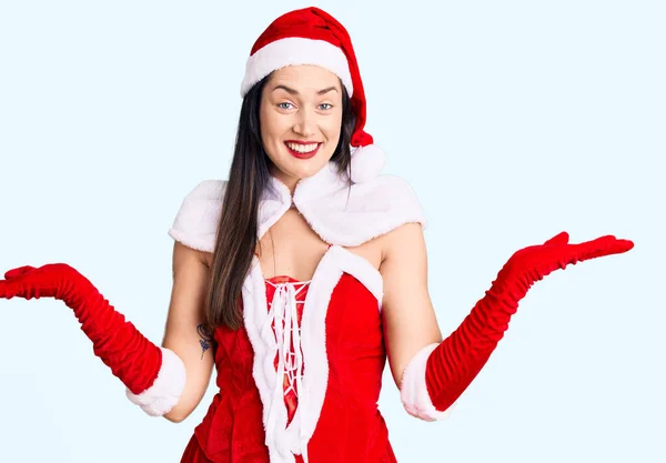 Jovem Bela Mulher Caucasiana Vestindo Traje Papai Noel Sorrindo Mostrando — Fotografia de Stock