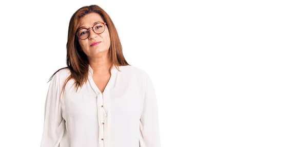Latynoska Kobieta Średnim Wieku Ubrana Luźne Ubrania Okulary Zrelaksowana Poważnym — Zdjęcie stockowe
