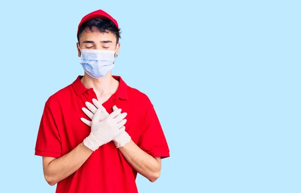 Joven Hispano Con Uniforme Parto Máscara Médica Sonriendo Con Las —  Fotos de Stock