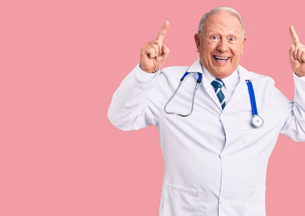Doktor Önlüğü Steteskop Giyen Yaşlı Beyaz Saçlı Adam Şaşırmış Şaşırmış — Stok fotoğraf