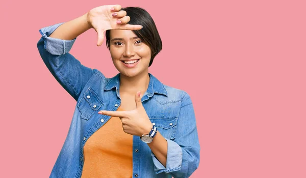 Mulher Hispânica Bonita Nova Com Cabelo Curto Vestindo Jaqueta Ganga — Fotografia de Stock