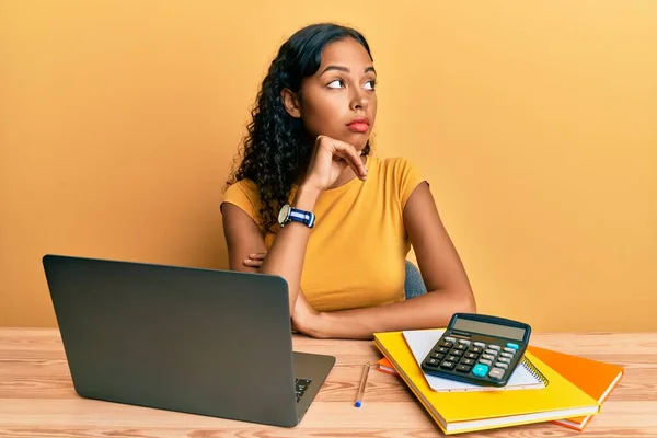 Young African American Girl Working Office Laptop Calculator Hand Chin — Stock Photo, Image