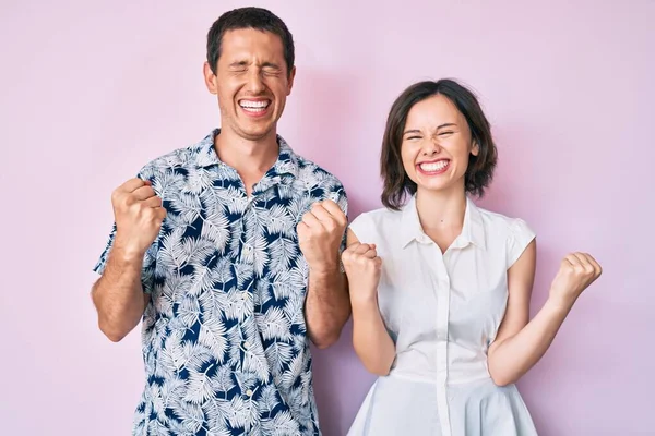 Mooi Paar Dat Casual Kleding Draagt Erg Blij Opgewonden Doet — Stockfoto