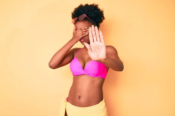 Mujer Afroamericana Joven Con Bikini Cubriendo Los Ojos Con Las —  Fotos de Stock