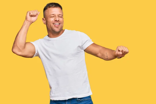 Handsome Muscle Man Wearing Casual White Tshirt Dancing Happy Cheerful — Stock Photo, Image