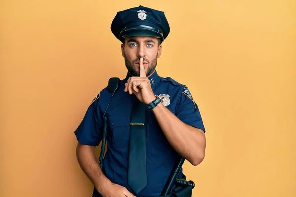 Snygg Latinamerikansk Man Polisuniform Som Ber Tystnad Med Fingret Läpparna — Stockfoto