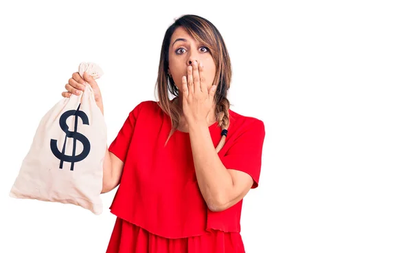 Jonge Mooie Vrouw Met Geld Tas Met Dollarsymbool Bedekken Mond — Stockfoto