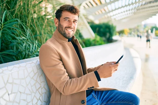 Όμορφος Επιχειρηματίας Φορώντας Κομψό Σακάκι Χρησιμοποιώντας Smartphone Χαμογελώντας Χαρούμενος Εξωτερικούς — Φωτογραφία Αρχείου