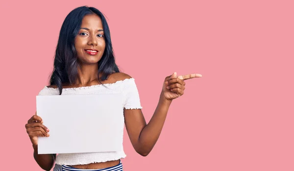 Junges Indisches Mädchen Mit Leerem Banner Lächelt Glücklich Und Zeigt — Stockfoto