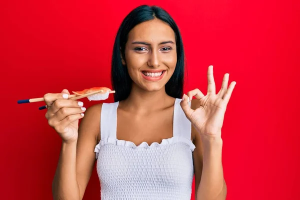 Jeune Femme Brune Mangeant Des Sushis Crevettes Aide Baguettes Faisant — Photo