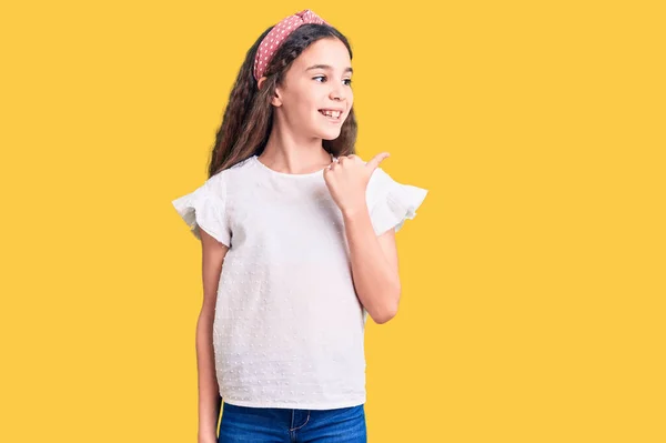 Aranyos Spanyol Gyerek Lány Visel Alkalmi Fehér Póló Mosolygós Boldog — Stock Fotó