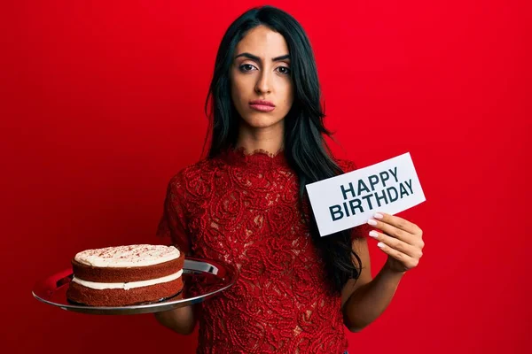 Hermosa Mujer Hispana Celebrando Cumpleaños Con Torta Escéptica Nerviosa Frunciendo — Foto de Stock