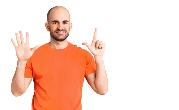Jovem Bonito Homem Respondendo Casual Shirt Mostrando Apontando Para Cima — Fotografia de Stock