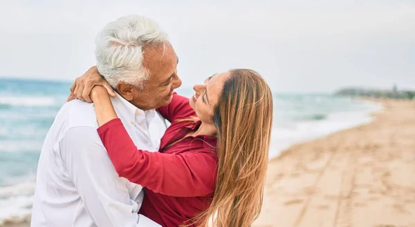 Medioevo Coppia Ispanica Sorridente Felice Abbracciando Piedi Spiaggia — Foto Stock