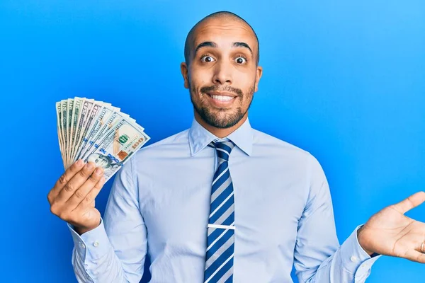 Hombre Negocios Hispano Adulto Sosteniendo Dólares Celebrando Logros Con Sonrisa — Foto de Stock