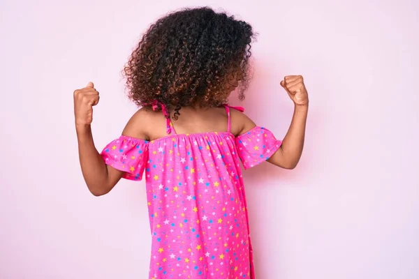 Kıvırcık Saçlı Sıradan Bir Elbise Giyen Afrikalı Amerikalı Çocuk Gururla — Stok fotoğraf