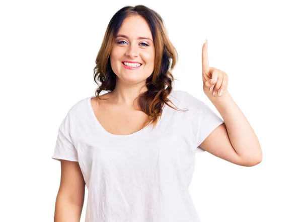 年轻美丽的高加索女人穿着随意的白色T恤 带着第一指尖 面带微笑 自信而快乐 — 图库照片