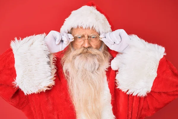 Stařec Šedivými Vlasy Dlouhými Vousy Kostýmu Santa Clause Brýlemi Skeptickými — Stock fotografie