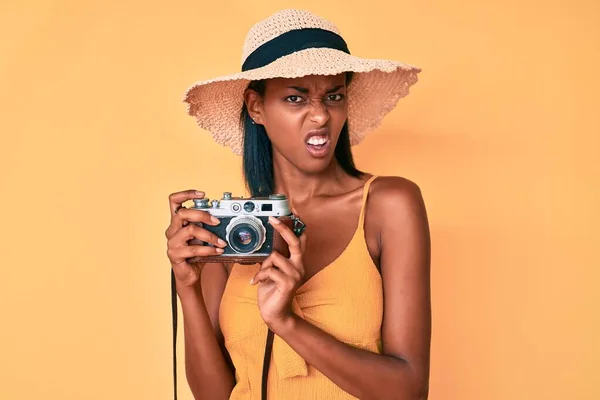 Mladá Afro Americká Žena Letním Klobouku Držící Starou Kameru Bezradná — Stock fotografie