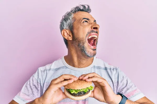 Homme Aux Cheveux Gris Moyen Âge Mangeant Délicieux Hamburger Classique — Photo