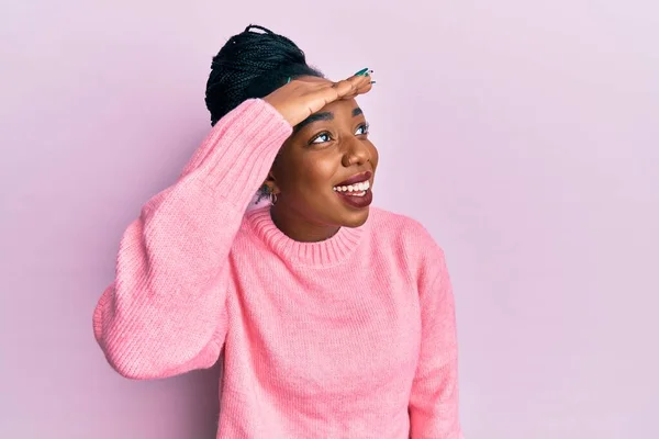 Jonge Afro Amerikaanse Vrouw Draagt Casual Winter Trui Erg Blij — Stockfoto