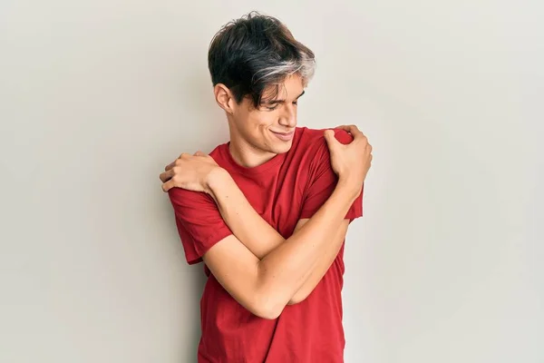 Jovem Hispânico Vestindo Roupas Casuais Abraçando Feliz Positivo Sorrindo Confiante — Fotografia de Stock