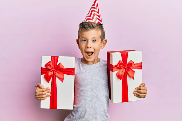 Adorable Enfant Caucasien Portant Chapeau Anniversaire Tenant Des Cadeaux Célébrant — Photo