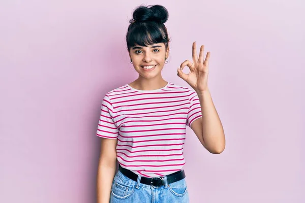 Junge Hispanische Mädchen Lässiger Kleidung Lächeln Positiv Und Tun Zeichen — Stockfoto