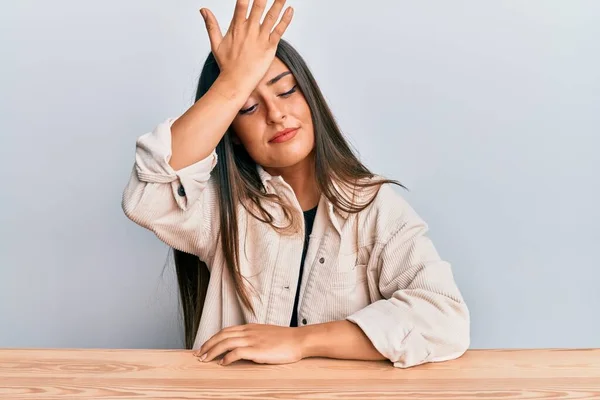 Mooie Latijns Amerikaanse Vrouw Casual Kleding Zittend Tafel Verrast Met — Stockfoto