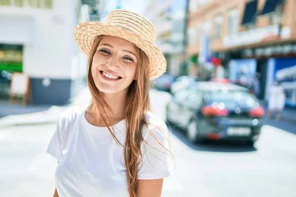 Junge Blonde Frau Urlaub Lächelt Glücklich Fuß Auf Der Straße — Stockfoto