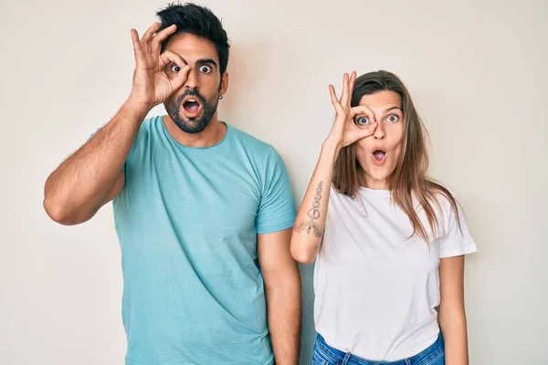 Bela Jovem Casal Namorado Namorada Juntos Fazendo Gesto Chocado Com — Fotografia de Stock