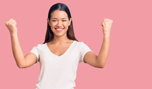 Jovem Linda Menina Latina Vestindo Casual Shirt Branca Gritando Orgulhoso — Fotografia de Stock