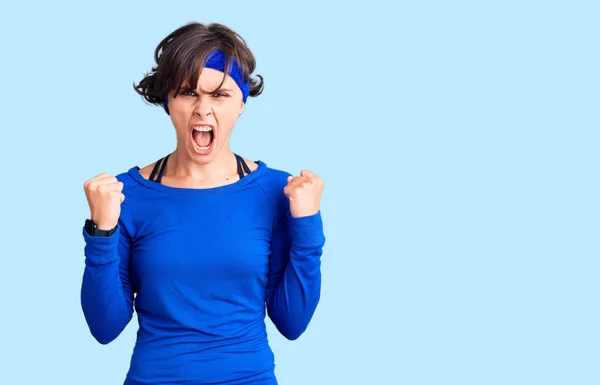 Hermosa Mujer Joven Con Pelo Corto Que Usa Ropa Entrenamiento — Foto de Stock