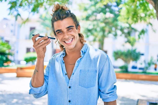 Jonge Spaanse Man Gesprek Smartphone Straat Van Stad — Stockfoto
