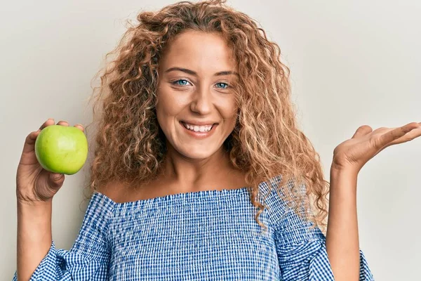 Schöne Kaukasische Teenager Mädchen Mit Grünem Apfel Feiern Den Sieg — Stockfoto