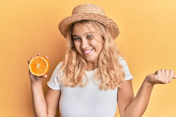 Mladá Blondýna Dívka Letním Stylu Drží Plátek Pomeranče Křičí Hrdý — Stock fotografie