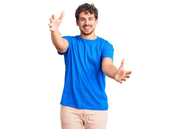 Homem Bonito Jovem Com Cabelo Encaracolado Vestindo Roupas Casuais Olhando — Fotografia de Stock