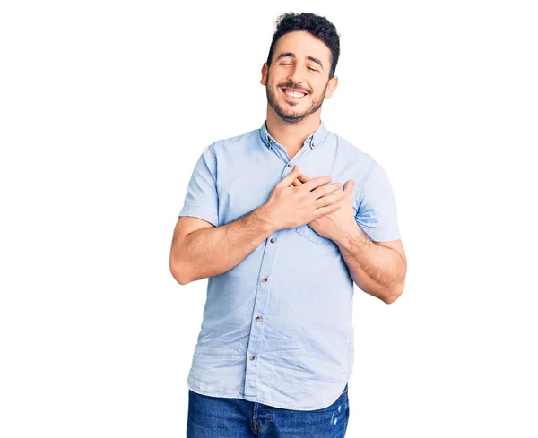 Jovem Hispânico Vestindo Roupas Casuais Sorrindo Com Mãos Peito Com — Fotografia de Stock