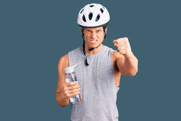 Jovem Homem Bonito Usando Capacete Bicicleta Segurando Garrafa Água Irritado — Fotografia de Stock